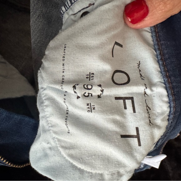 Loft capri jeans with side slits. Size 4 (27). - Picture 4 of 8